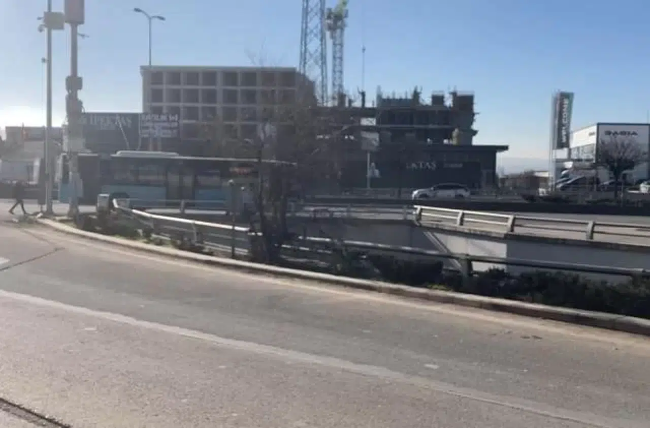 Polis Aracından Yola Atlayan Bayan Otobüsün Altında Kalarak Can Verdi