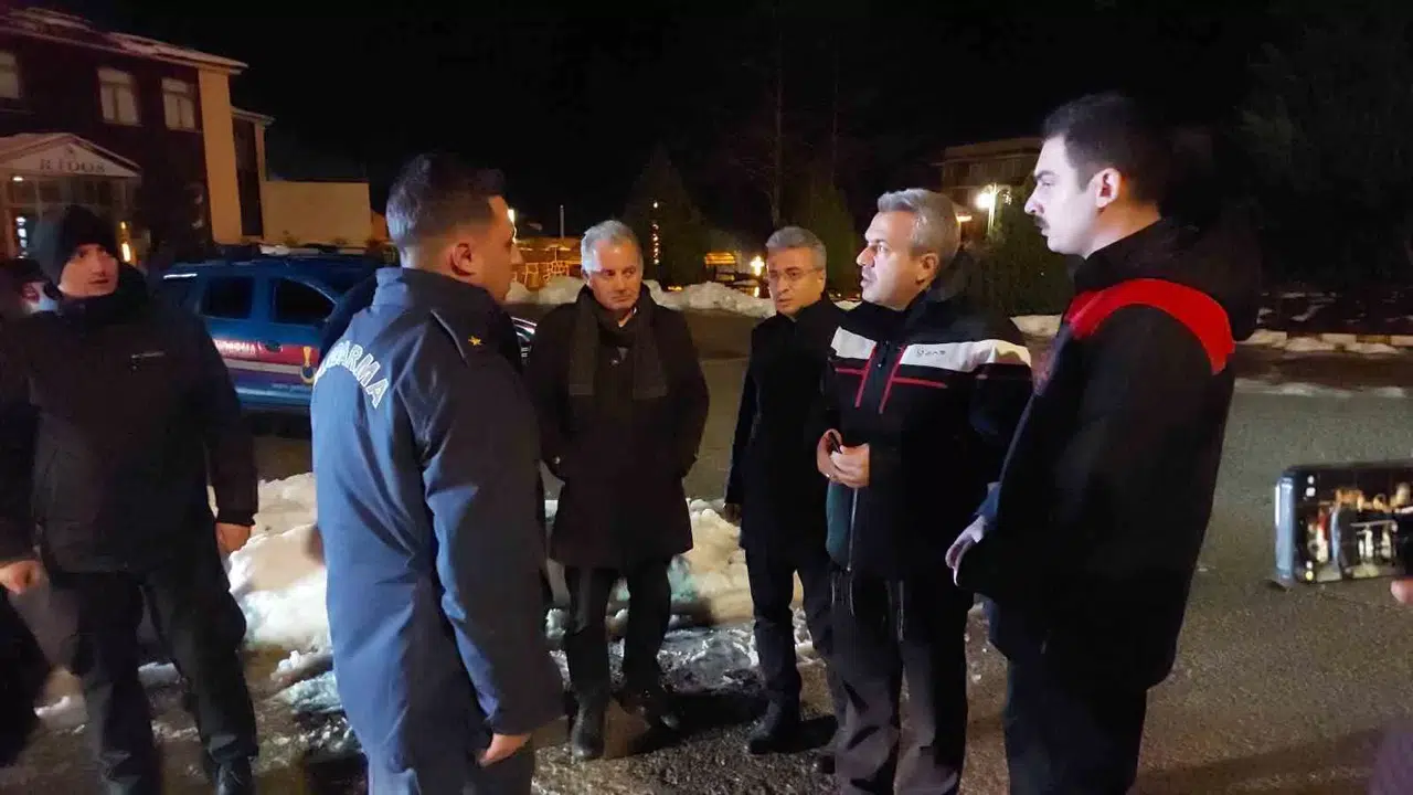 Rize’de Çığın Altında Kalan Operatör Hastaneye Kaldırıldı