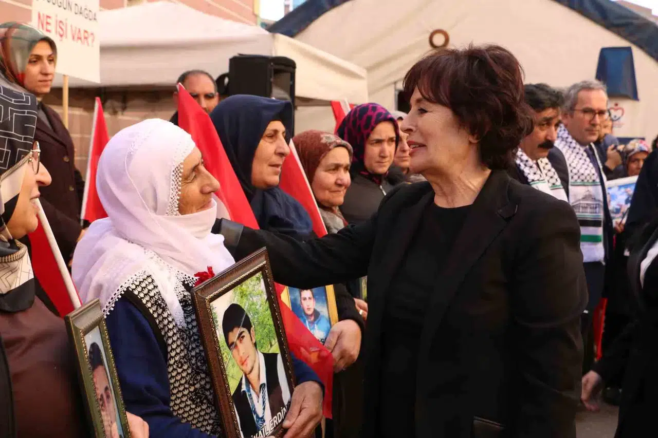 Sanatçı Hülya Koçyiğit Diyarbakır Annelerini Ziyaret Etti