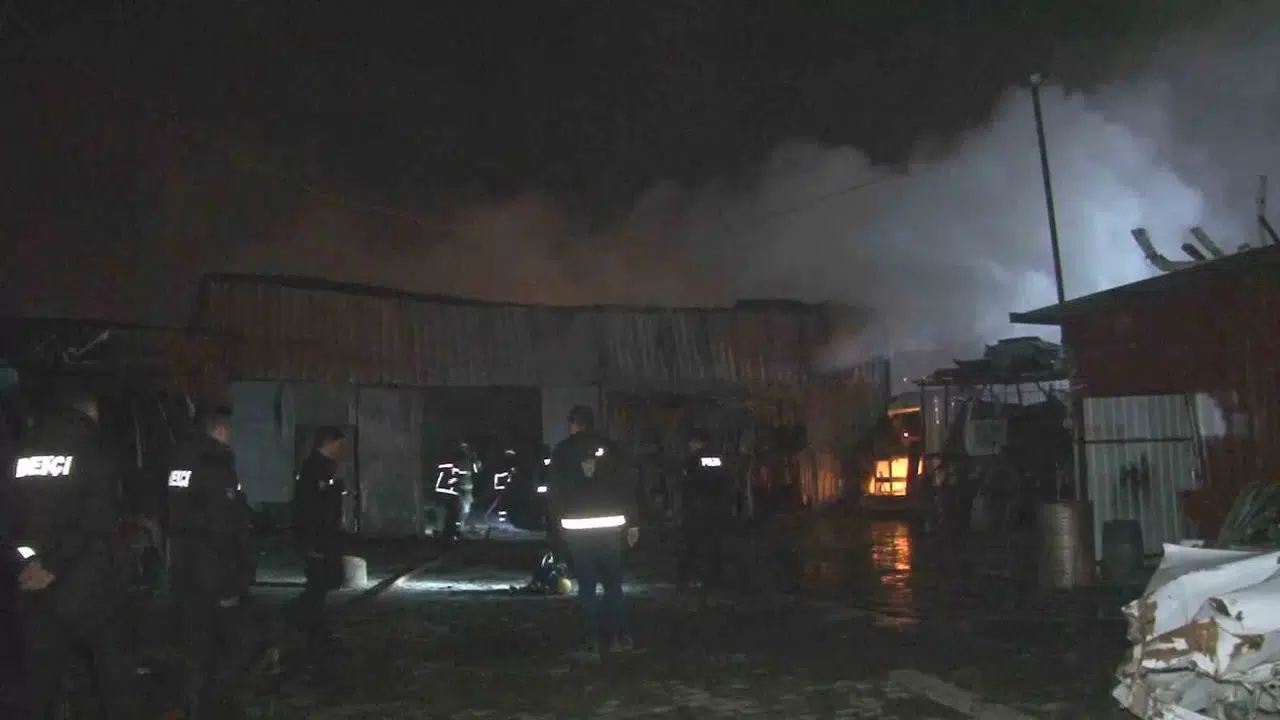 Sanayi Sitesinde Korkutan Yangın: Oto Yedek Kesim Satışı Yapılan İş Yeri Alevlere Teslim Oldu