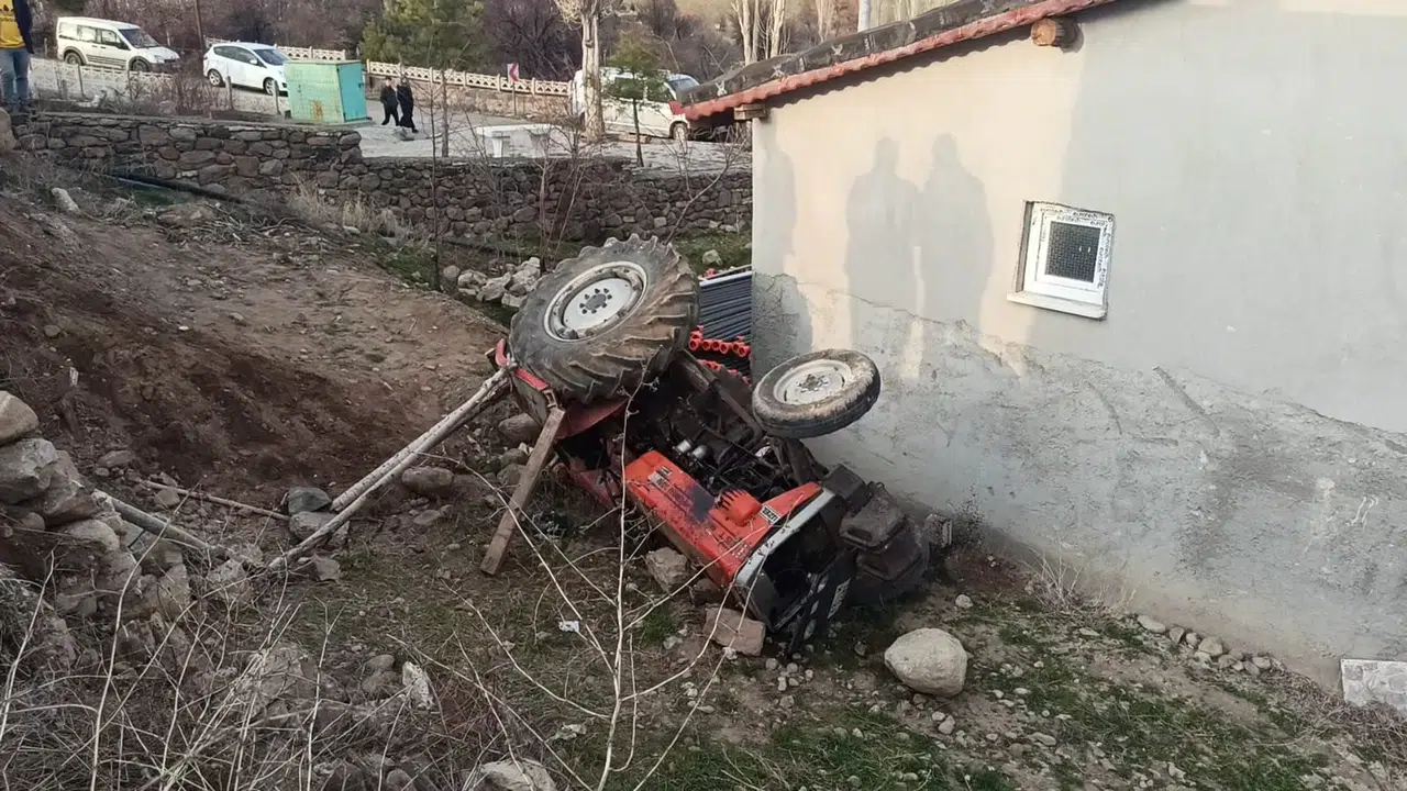 Şarampole Devrilen Traktörün Şoförü Hayatını Kaybetti