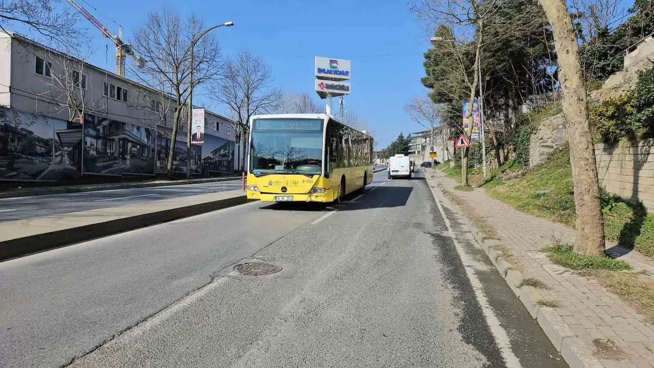 Sarıyer’de Kazadan Kaçarken Aykırı Tarafa Giren İETT Otobüsü Hafif Ticari Araçla Baş Başa Çarpıştı