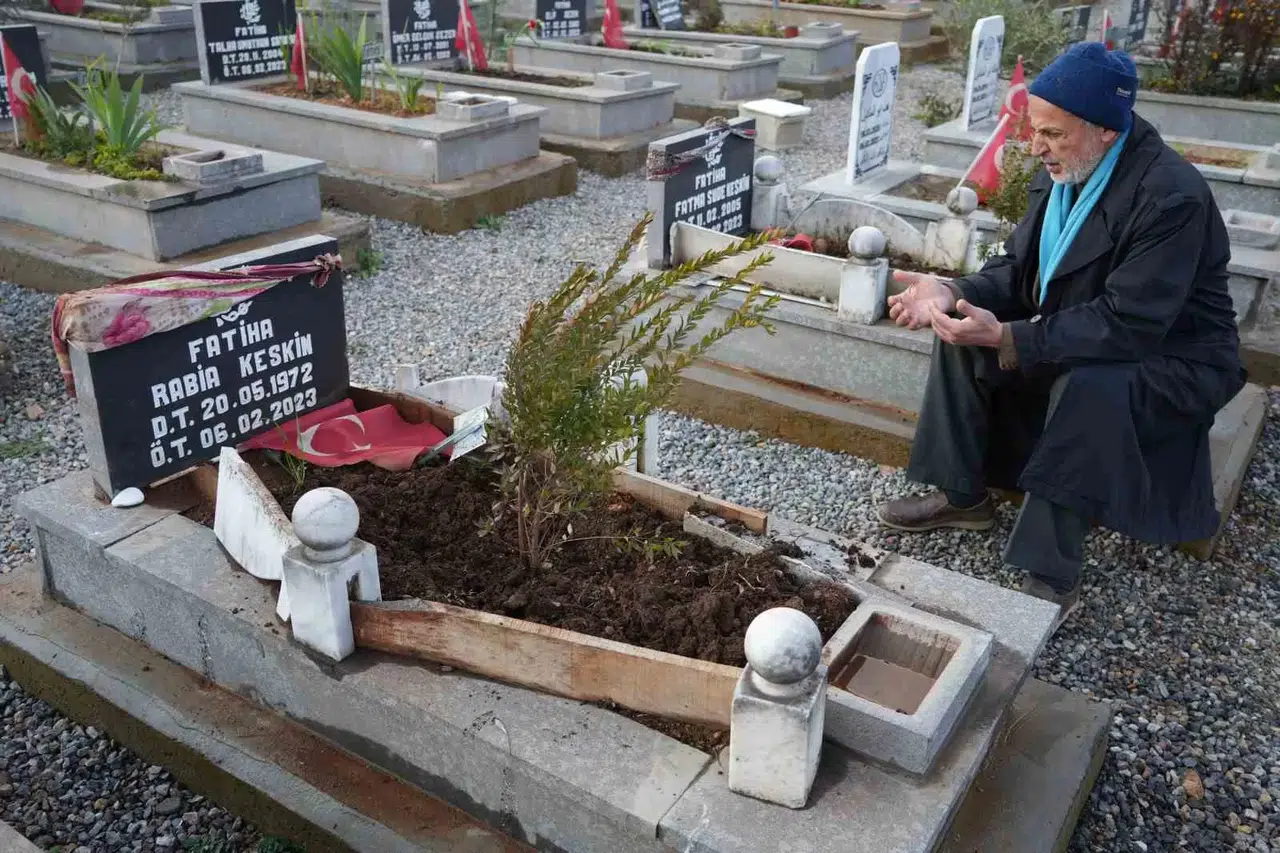 Sarsıntıda Eşi ve Kızını, 10 Ay Sonra da Engelli Oğlunu Kaybetti, 6 Şubat Sabahına Mezarlıkta Girdi
