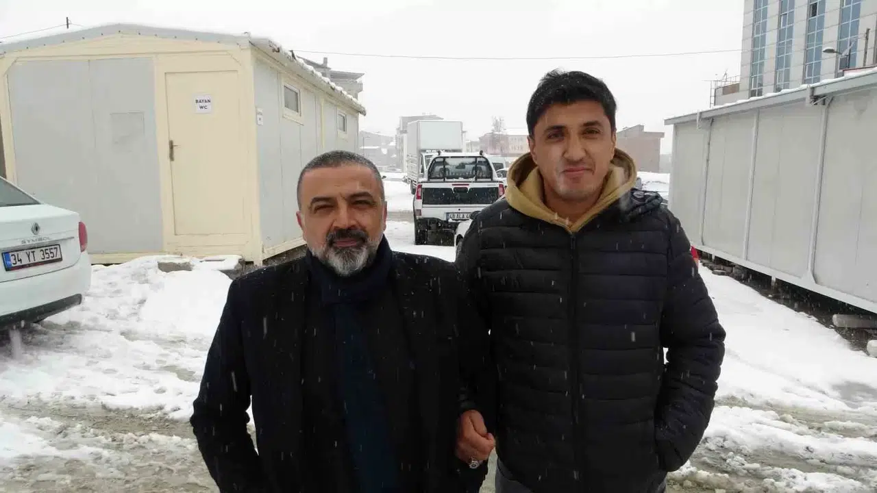 Sarsıntıda Yıkılan Apartmanın Enkazından, Toplumsal Medyadan Gönderdiği İletiyle Kurtuldu