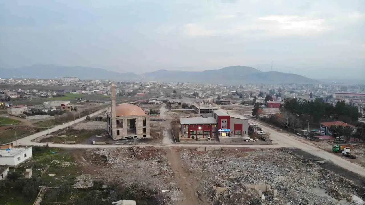 Sarsıntıda Yıkılan Mahallede Bir Tek Cami Ayakta Kaldı