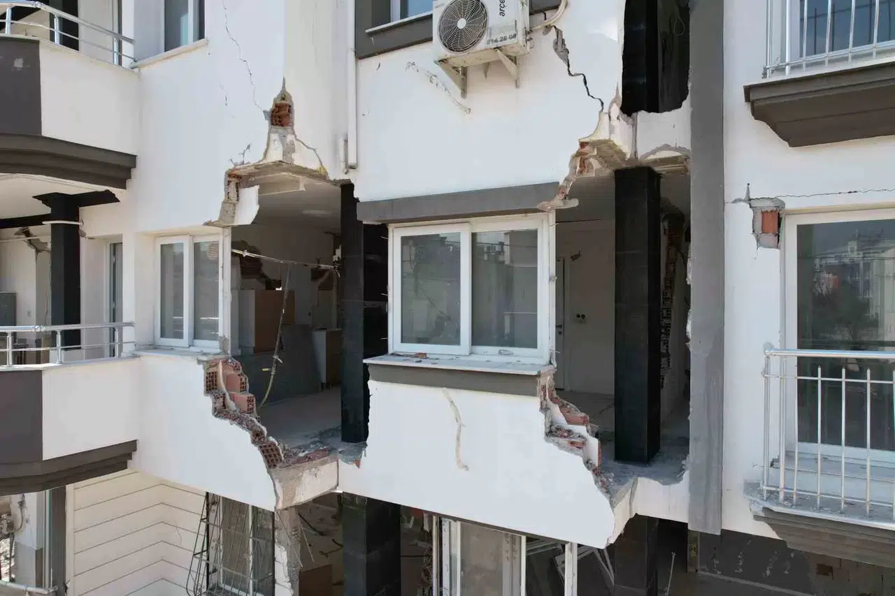 Sarsıntının Acısı, Binaların Üzerindeki Fecî İziyle Can Yakıyor