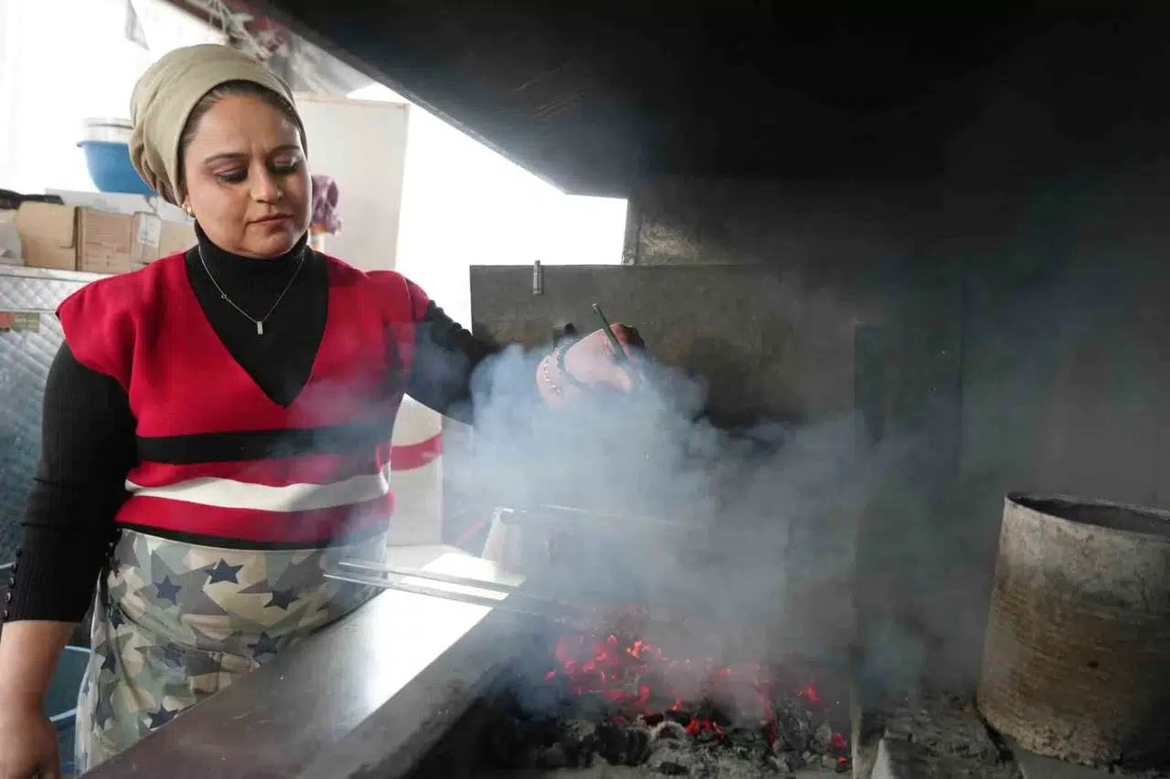 Sarsıntının İzlerini Silebilmek İçin Başladı, Kentin Tek Bayan Kebap Ustası Oldu