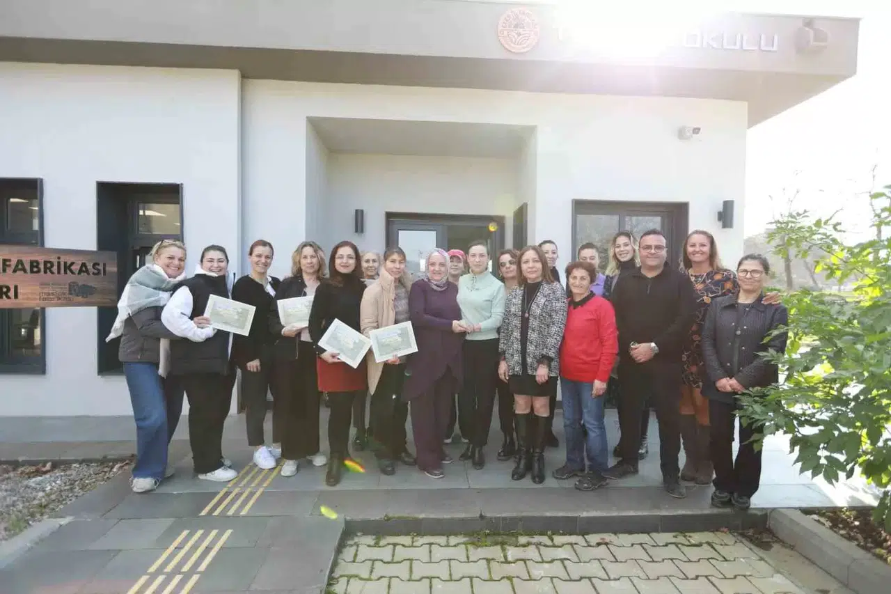 Selçuk’ta Kursiyerler Sertifikalarını Lider Sengel’den Aldı