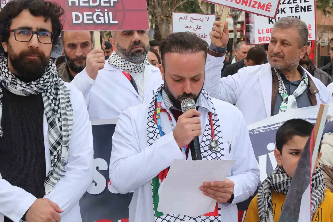 Sıhhat Çalışanları Gazze İçin Sessiz Yürüyüş Düzenledi