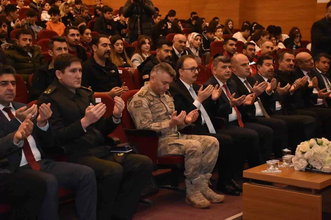 Siirt’te Sarsıntıda Hayatını Kaybedenler Anıldı