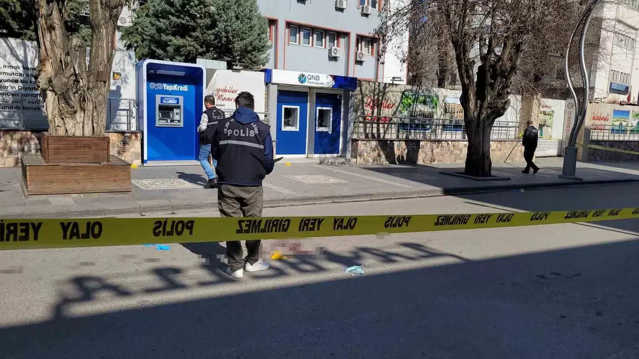 Silvan’da Silahlı Arbedede Yoldan Geçenler Kurşunların Maksadı Oldu