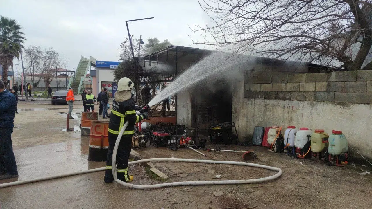 Sobaya Ezkaza Dökülen Akaryakıt İş Yerini Küle Çevirdi