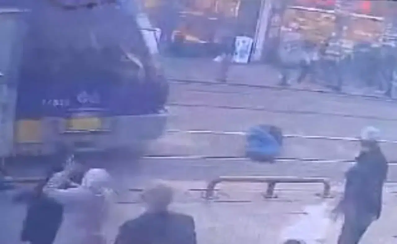 Sultanahmet’te Tramvay Yayaya Çarptı: O Anlar Kamerada