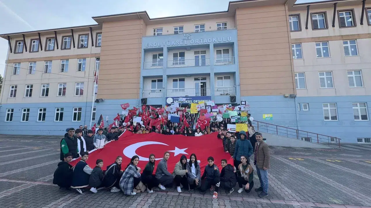 Sultanbeyli’de Ortaokul Öğrencileri Filistin İçin Yürüdü