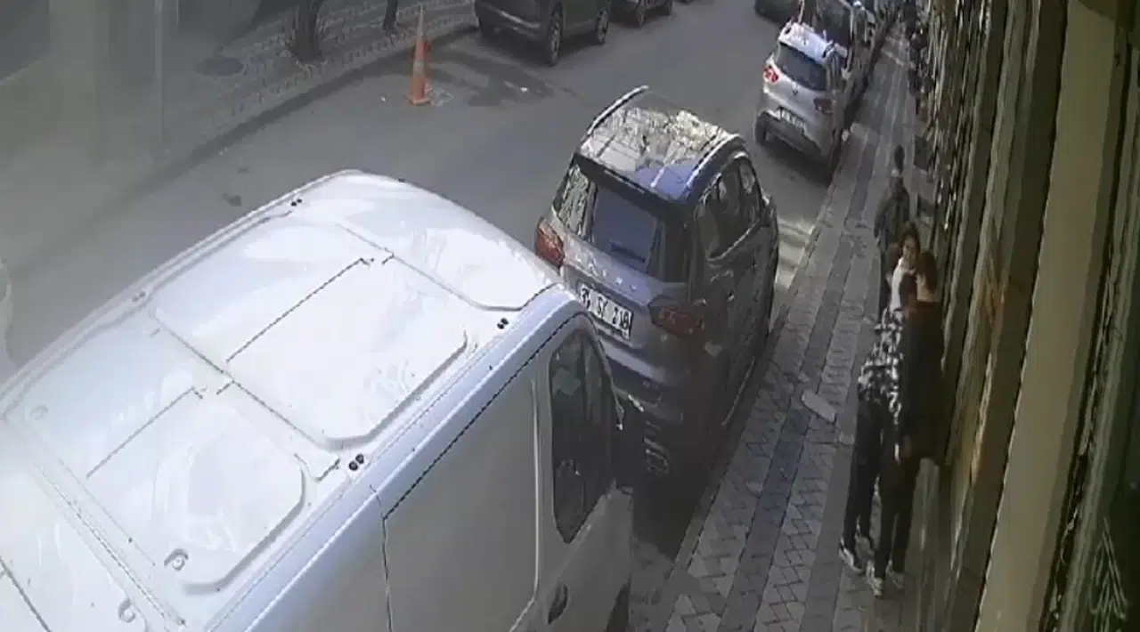 Sultangazi’de 2 Çocuk, 3 Öğrenciyi Gasp Etmeye Çalıştı: O Anlar Kamerada