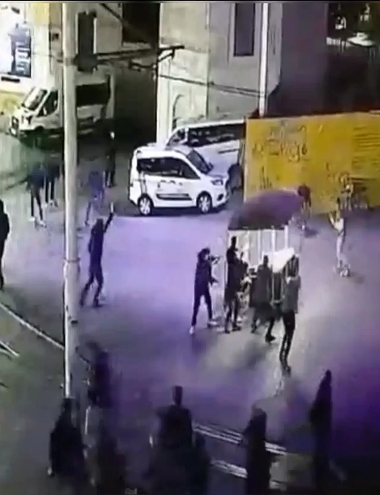 Taksim Meydanı’nda Silahlı Hücum Kamerada: Husumetlisine Benzettiği Adamı Vurdu, Anında Yakalandı
