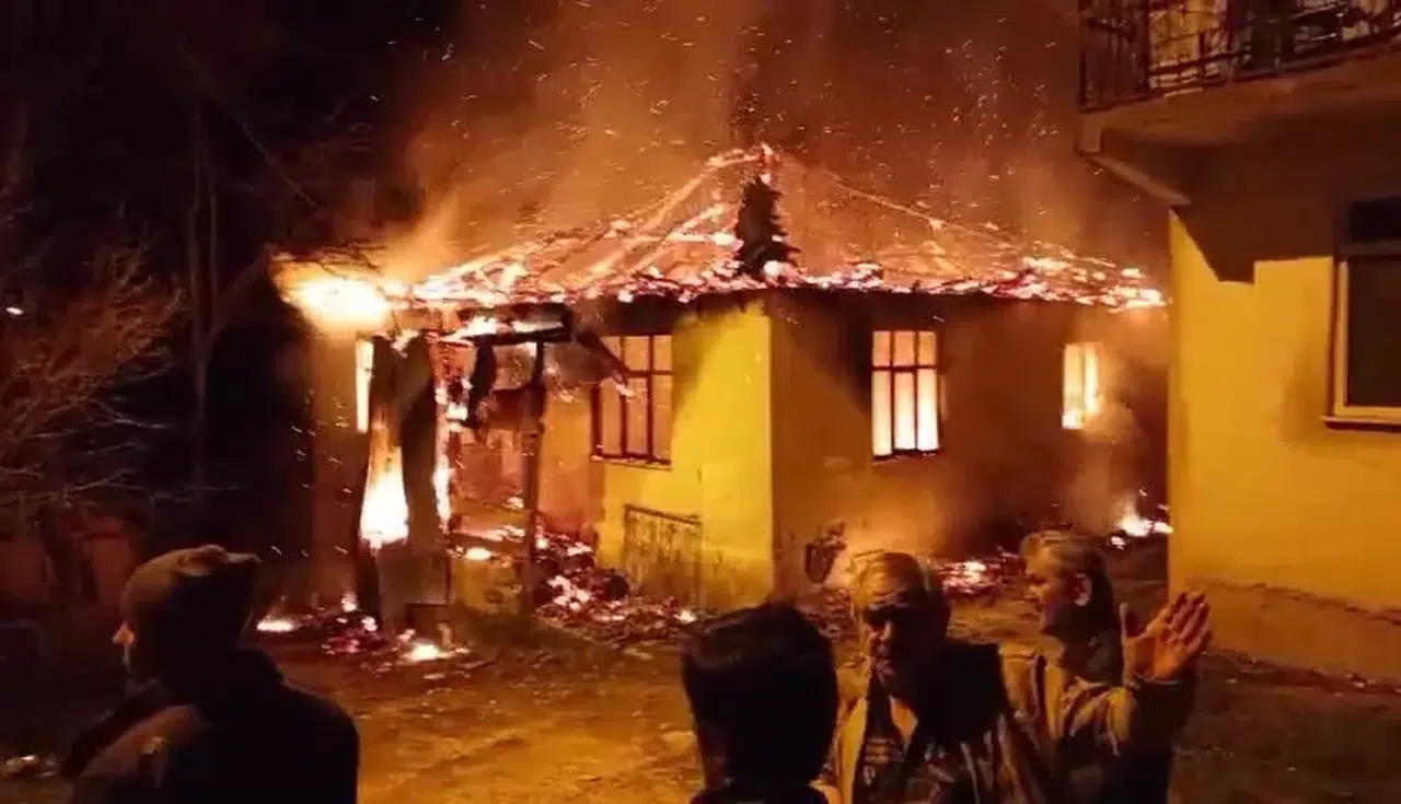 Tek Katlı Mesken Alev Alev Yandı
