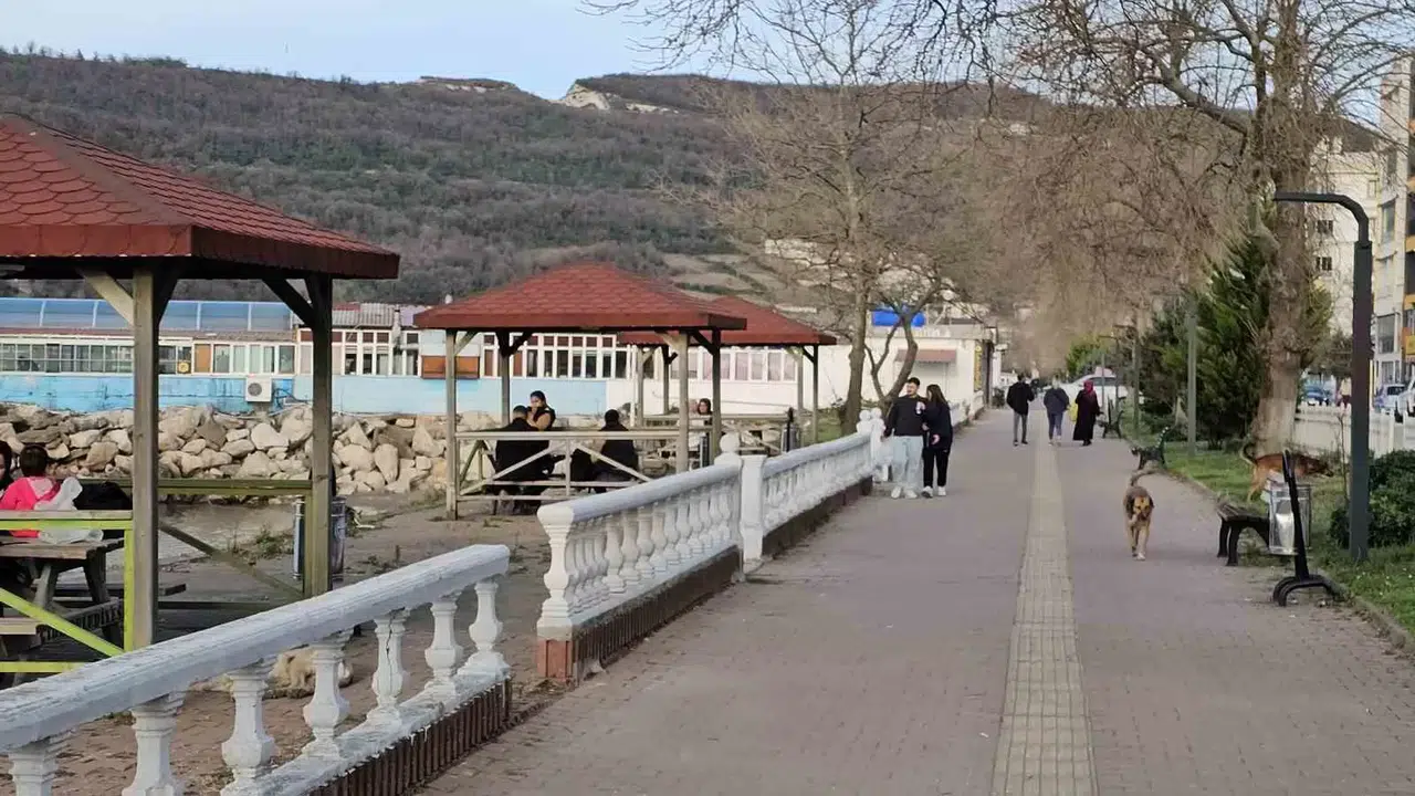 Termometreler 17 Dereceyi Gösterdi, Vatandaşlar Deniz Kenarında Gezinti Yaptı