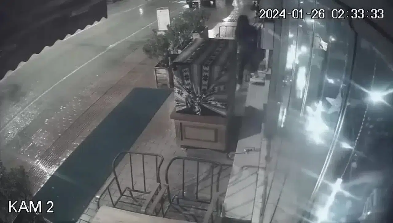 Tezgahtaki Tatlıları Çalan Hırsız Dükkan Sahibini Zahmetten Çıkarttı