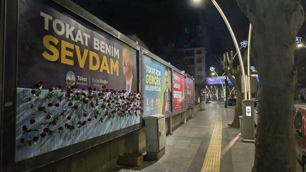 Tokat Belediye Lideri Eroğlu’ndan Hemşehrilerine Gül Jesti