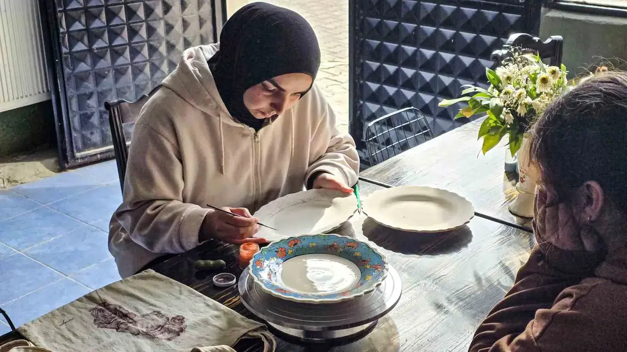 Tokat’ta İlçenin Tek Bayan Esnafı, Çini Sanatının İncisi Oldu