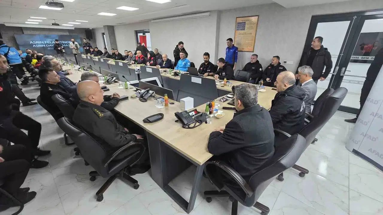 Tokat’ta Saat 04.17’de Depremzedeler Anıldı