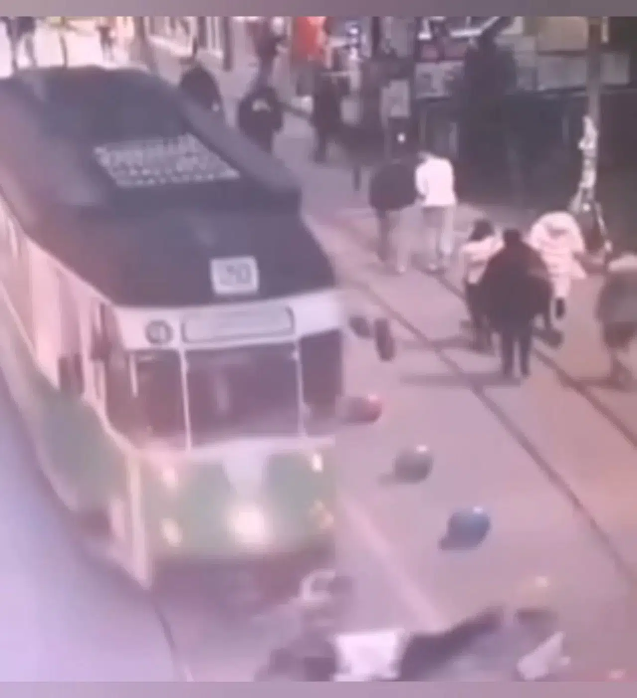 Torununu Kurtarmak İsterken Tramvayın Altında Kalarak Hayatını Kaybetmişti... Kaza Anının İmgeleri Ortaya Çıktı