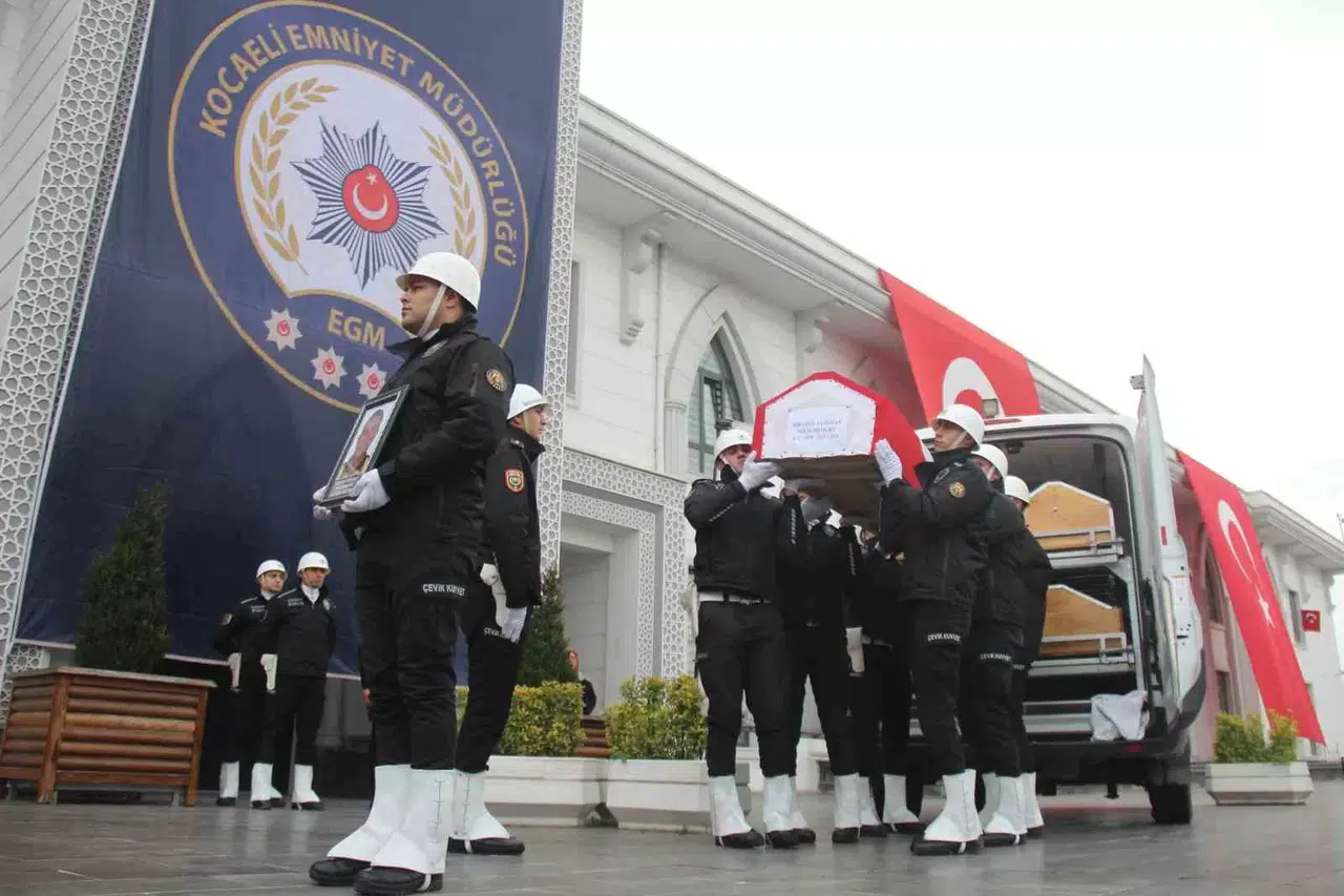 Trafik Polisine Son Veda: Babasını Beresiyle Uğurladı