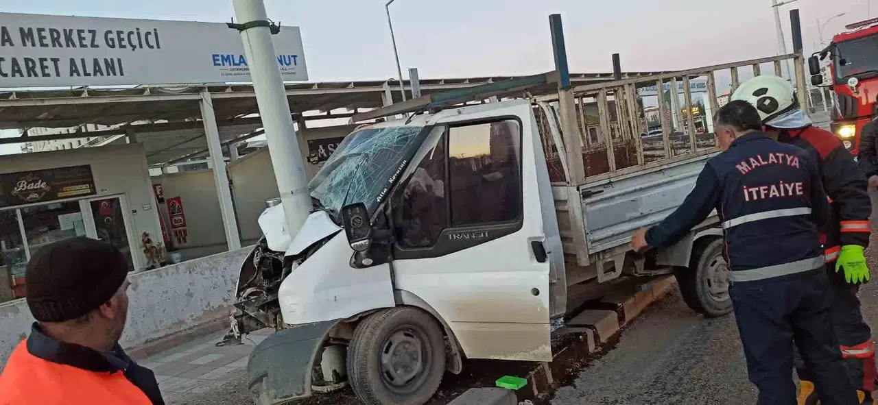 Trambüs Direğine Çarpan Kamyonet Şoförü Ağır Yaralandı