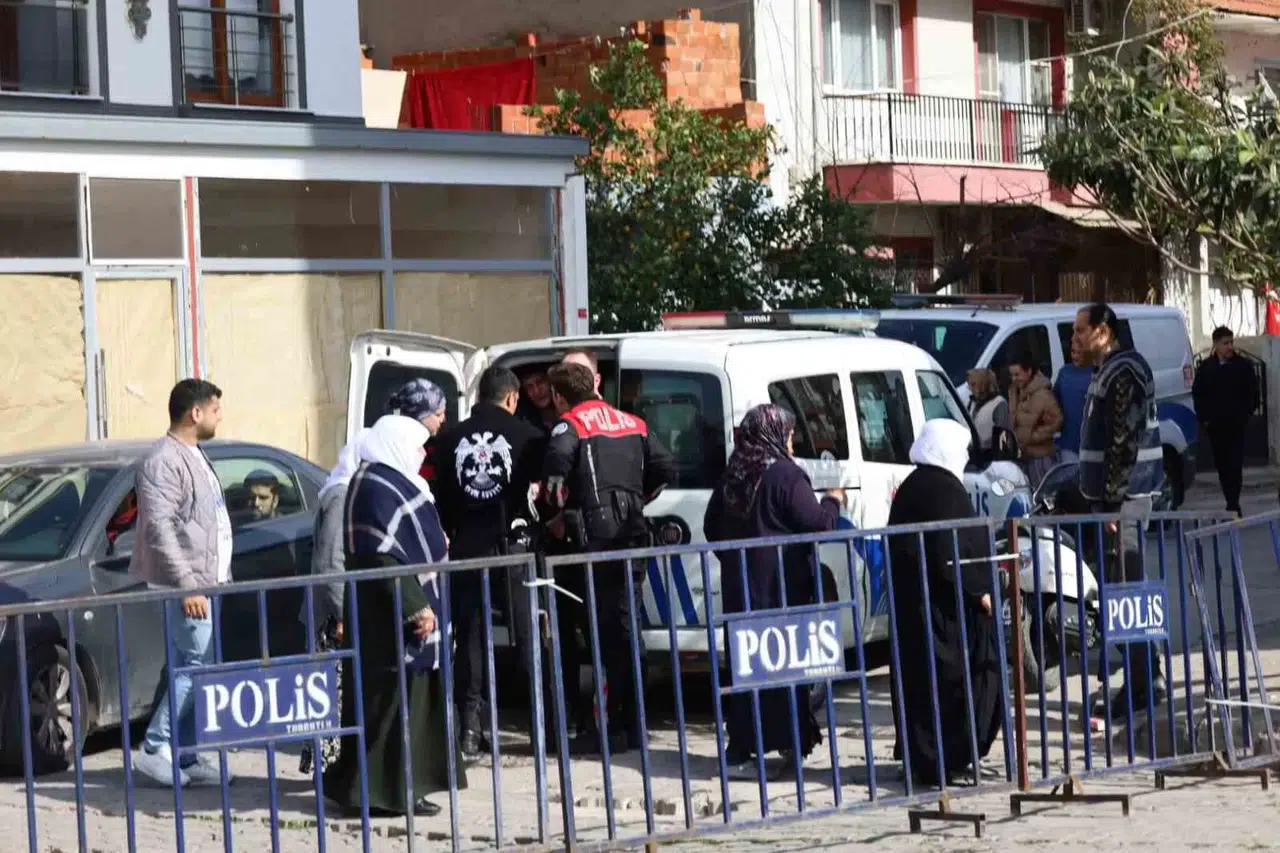Turgutluspor-Karşıyaka Maçı Öncesi Arbede: 1 Polis Yaralandı, 2 Taraftar Gözaltına Alındı