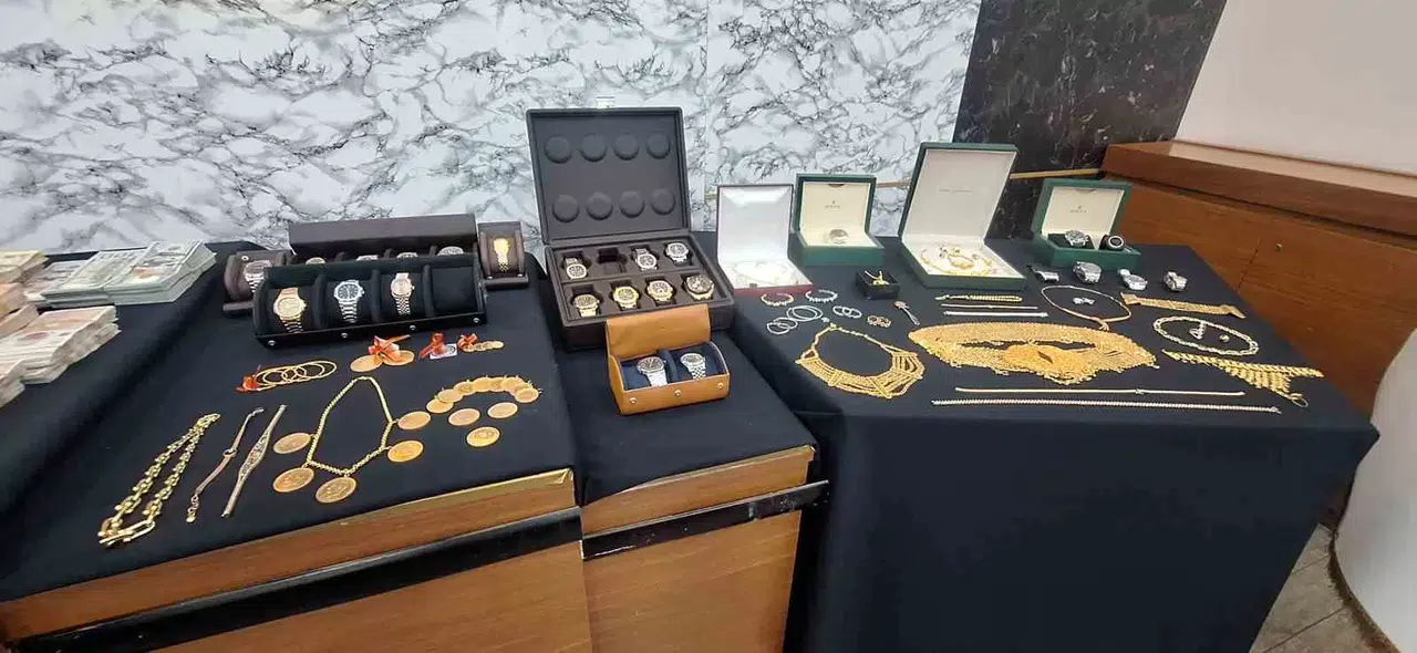 ’Türk Escobar’ Lakaplı Urfi Çetinkaya’nın Cürüm Örgütüne Düzenlenen Operasyonda Ele Geçirilenler Emniyette Sergilendi