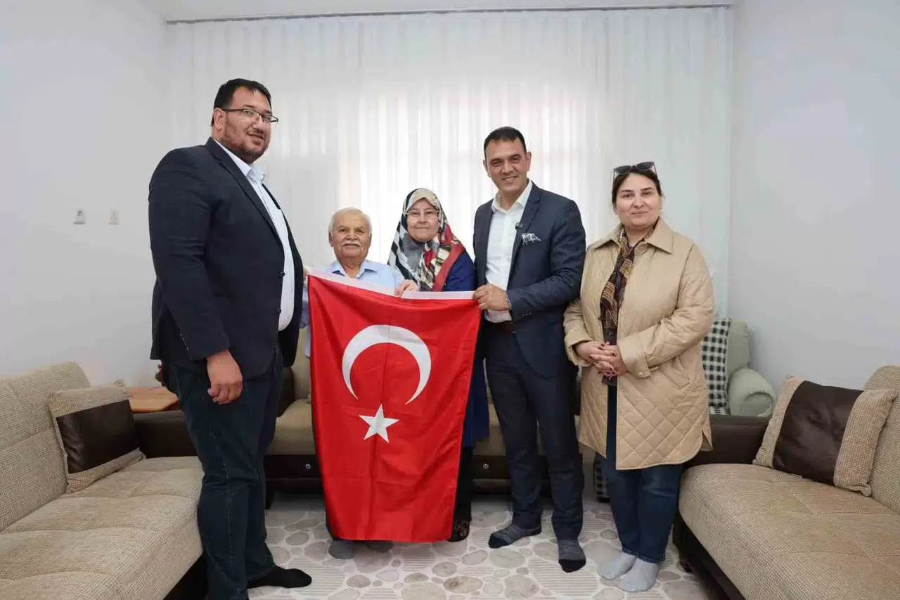 Türkiye’nin Birinci Astronotu Alper Gezeravcı’nın Ailesine Türk Bayrağı İkram Edildi