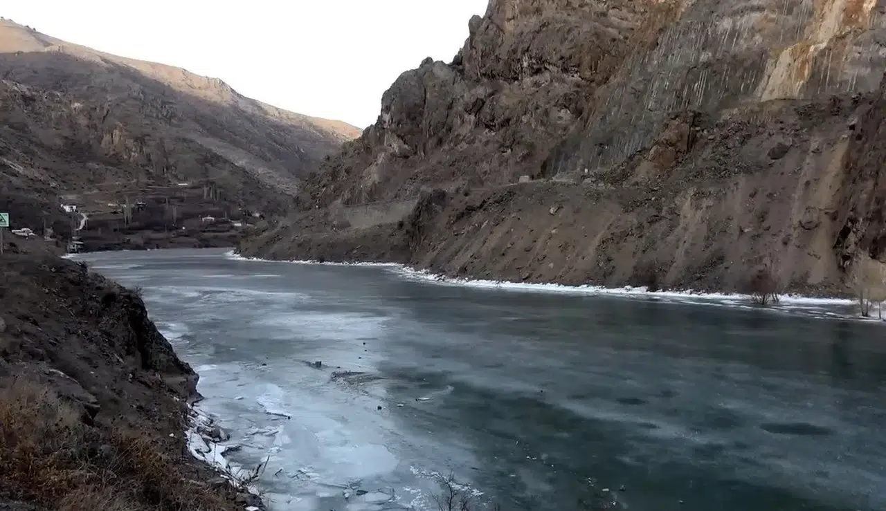 Türkiye’nin En Süratli Akan Irmağı Olan Çoruh Buz Tuttu