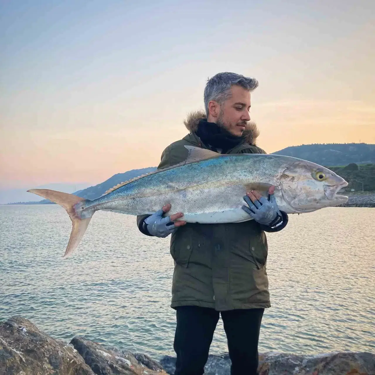 Tuttuğu Balığa O denli Sevindi Ki İzleyenleri Gülümsetti
