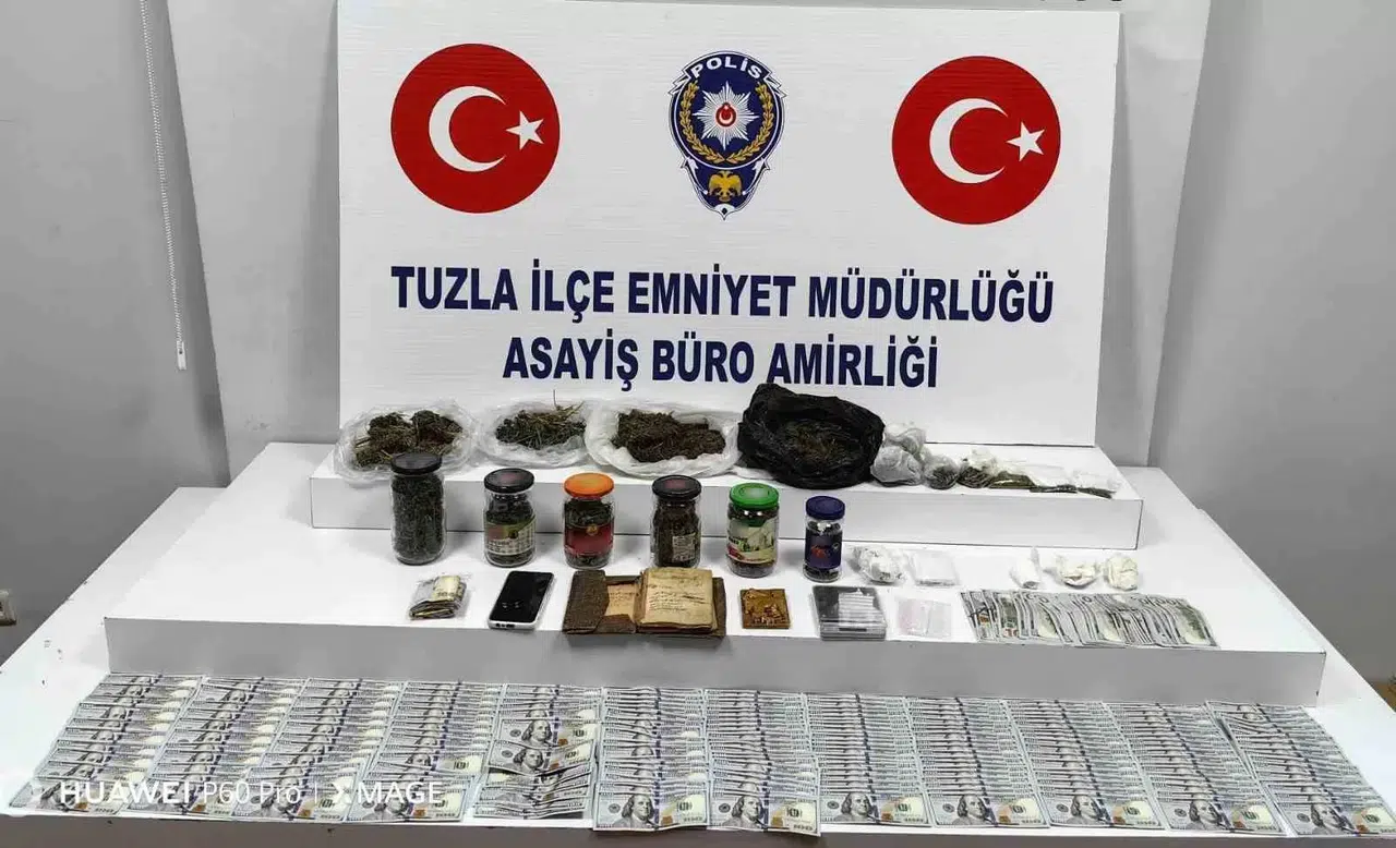 Tuzla’da Yakalanan Zehir Tacirinin Konutundan Farklı Ülkelere İlişkin Nakit Para Çıktı