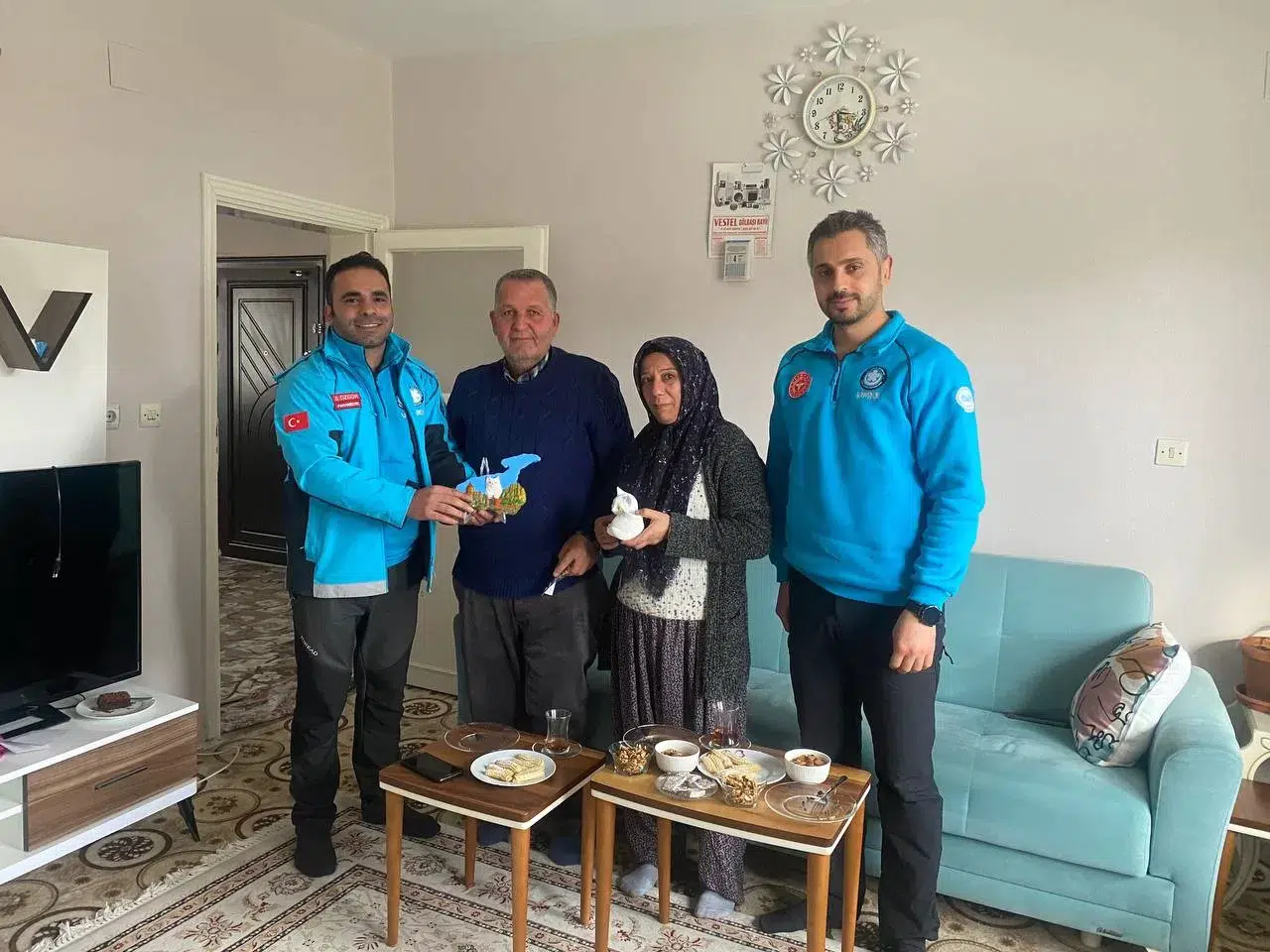 Umke Takımları Enkazda Kurtardıkları Aileyle Buluştu