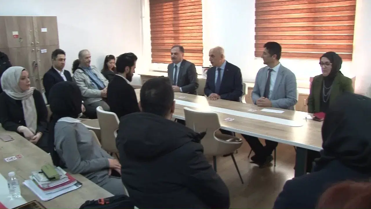 Ümraniye Belediye Lideri İsmet Yıldırım Bayrak Merasiminde Öğrencilerle Buluştu