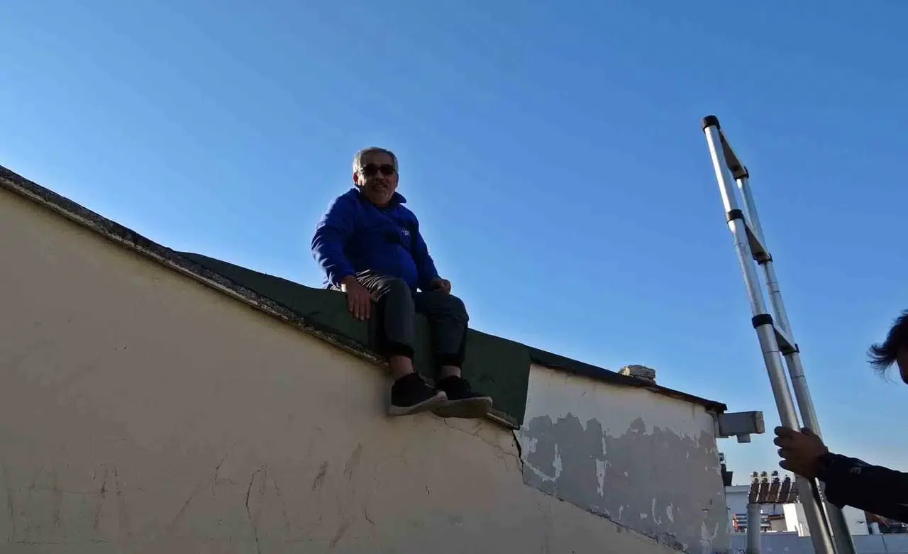 "Uyduda Parazit Var" Deyip Çatıya Çıktı, 2 Metre Yükseklikte Mahsur Kaldı