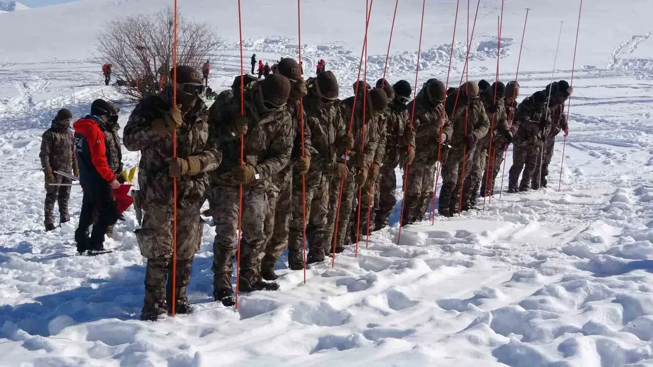 Van Polisine Çığ Eğitimi Veriliyor