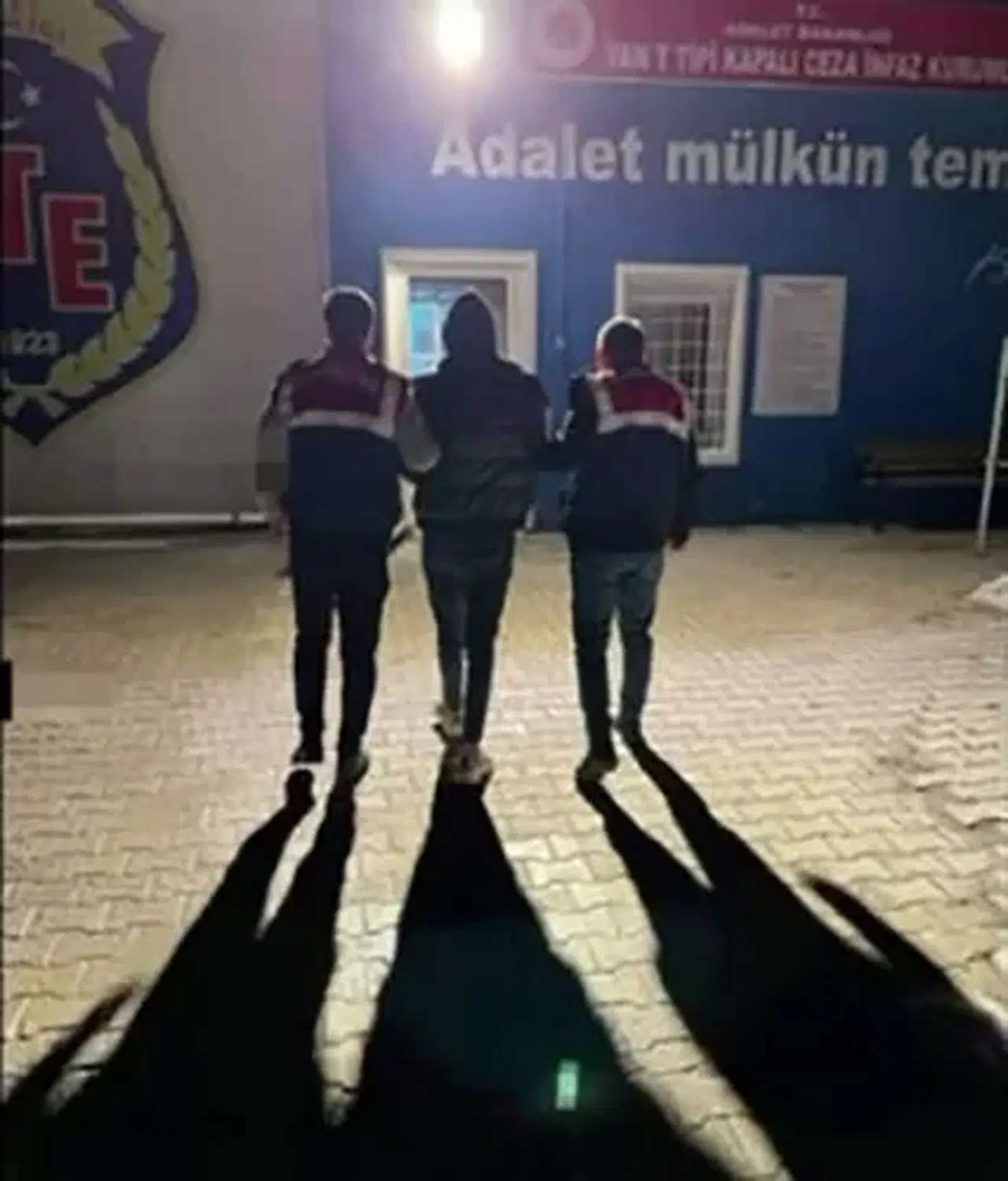 Van’da Değişik Cürümlerden 10 Kişi Tutuklandı