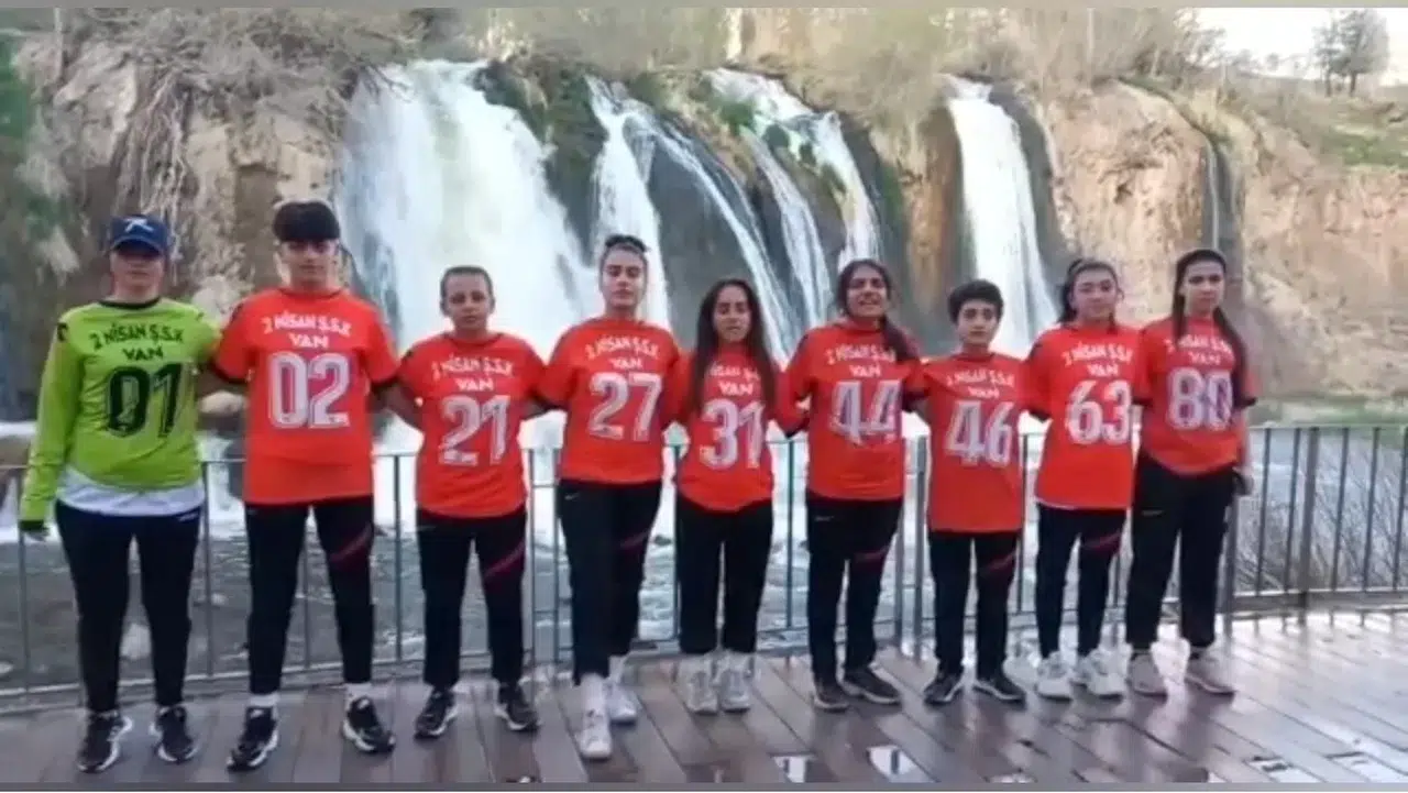 Vanlı Bayan Atletlerden Depremzedelere Selam