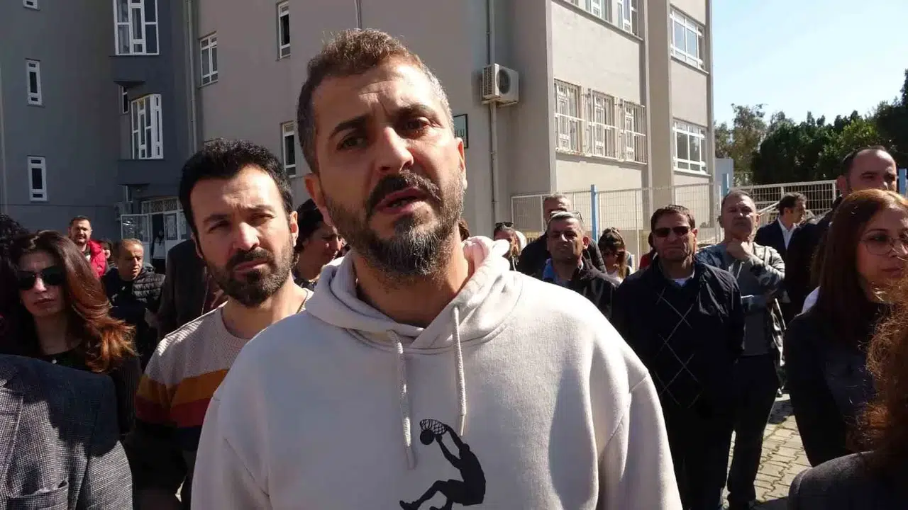 Vücut Eğitimi Öğretmeni, Öğrencinin Yakınları Tarafından Beyzbol Sopasıyla Darp Edildi