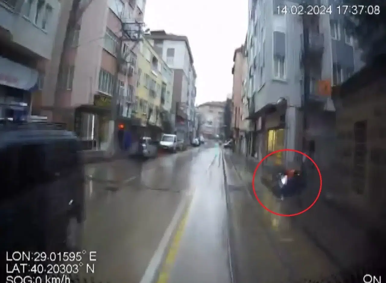 Yağmurda Kayan ve Caddeye Fırlayan Başıboş Motosiklet Faciaya Neden Oluyordu..