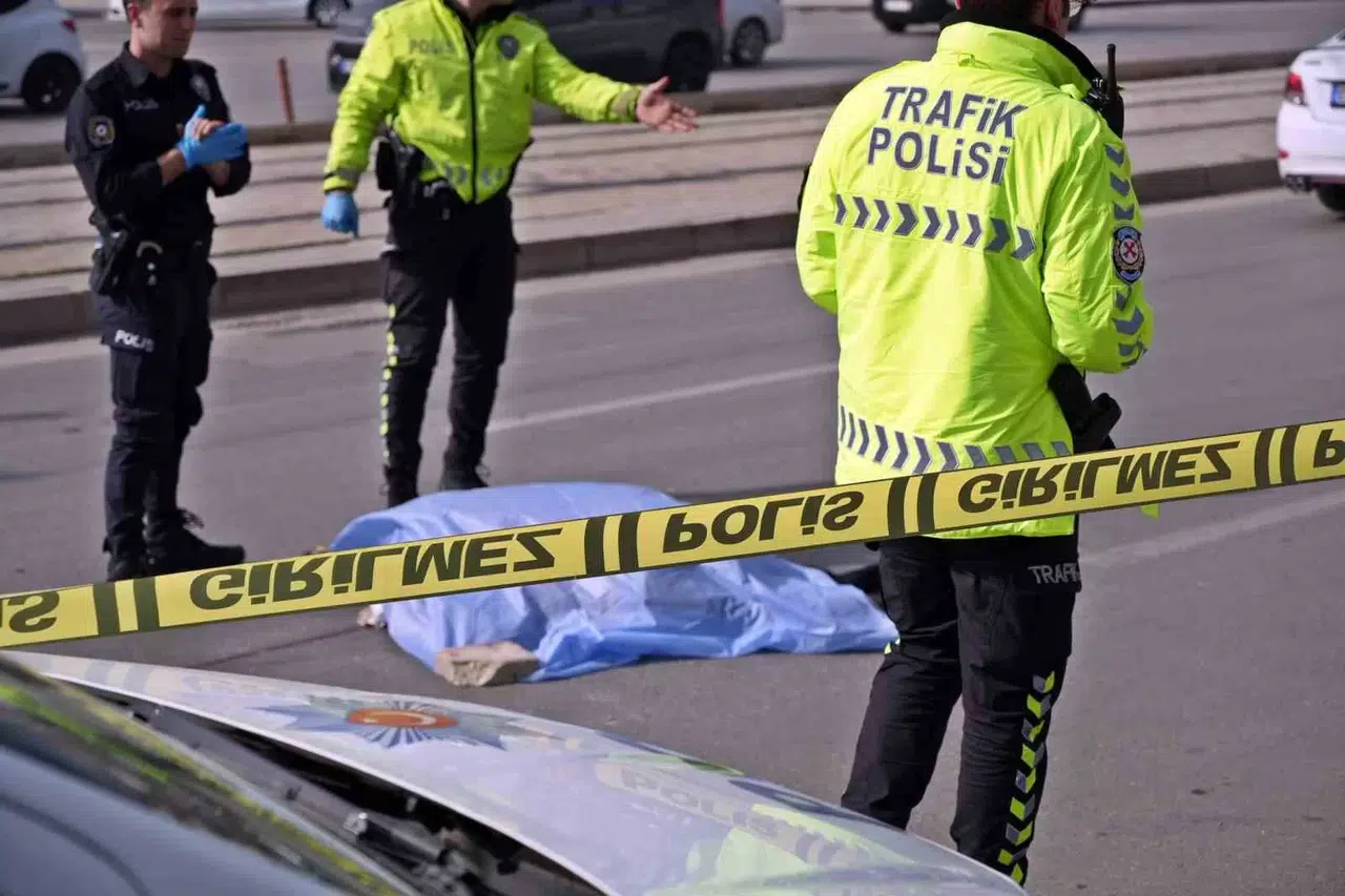 Yaya Geçidi Eceli Oldu, Kamyonetin Yol Verdiği Yayalara Araba Çarptı: 1 Meyyit, 1 Yaralı