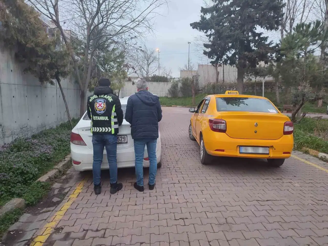 Yayalara Ayrılan Kaldırımı Yol Yapan Taksi Şoförü Kamerada