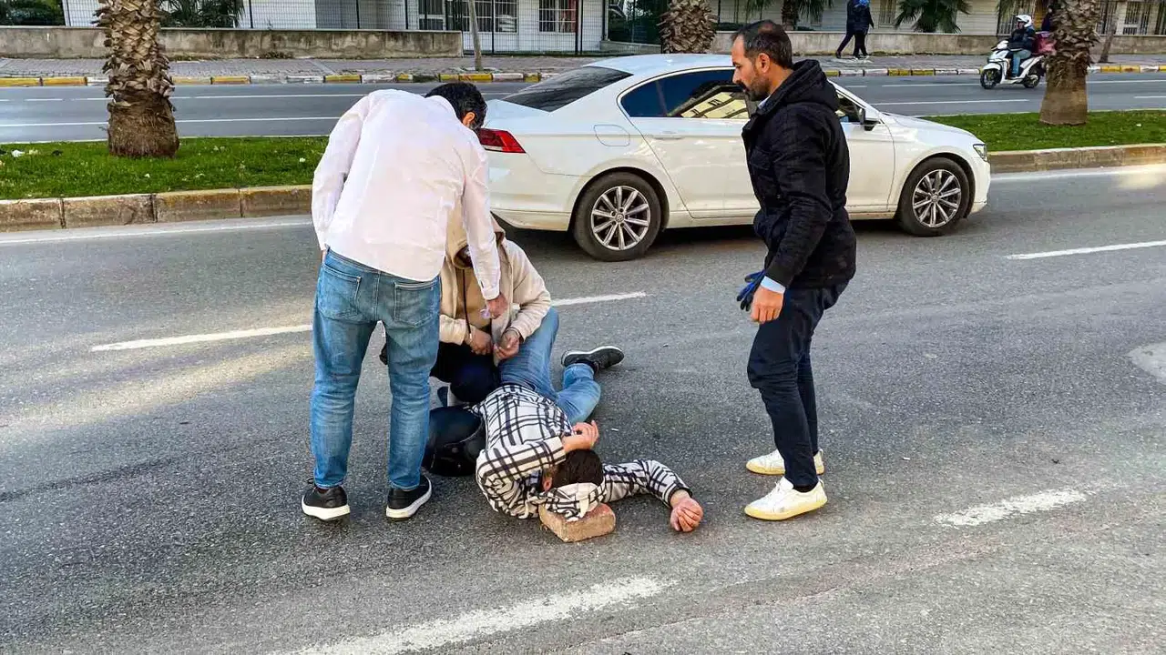 Yerde Uzun Müddet Yatan Yaralının Başının Altına Kaldırım Taşı Koydular