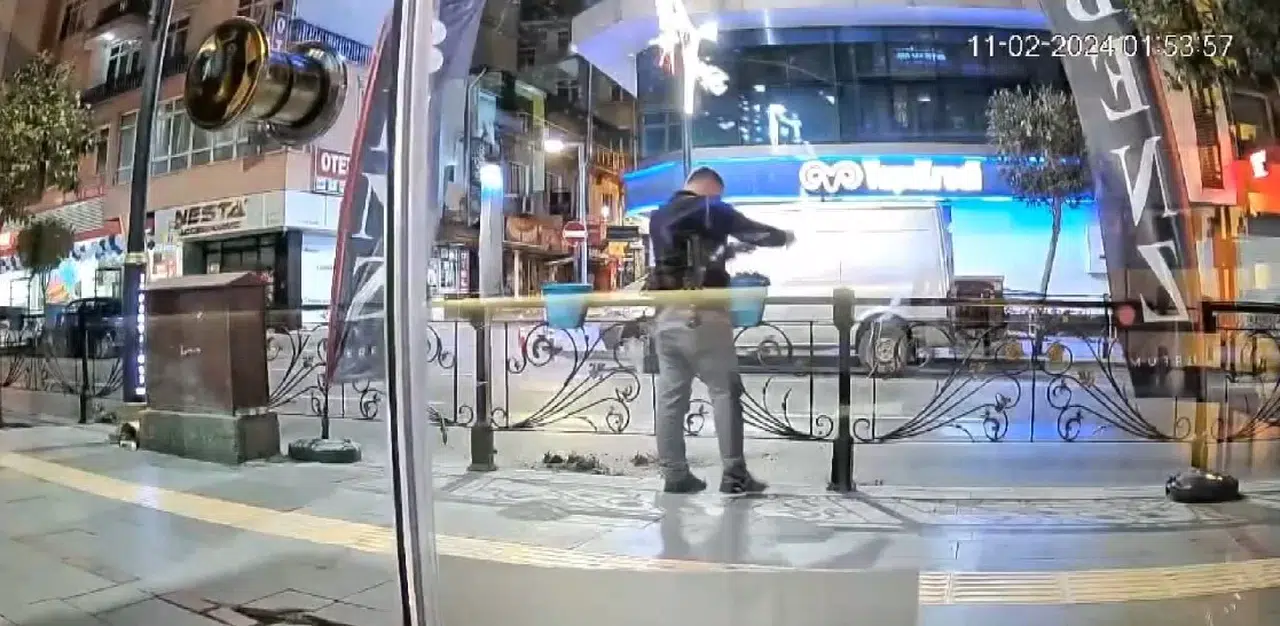 Yol Üzerinde Bulunan Saksıların Toprağını Etrafa Saçtı, Yaptığına Kimse Mana Veremedi