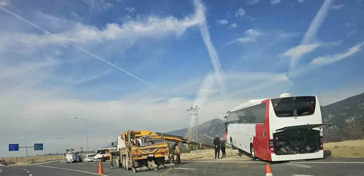 Yola Düşen Aydınlatma Direğine Çarpan Otobüs Kaza Yaptı: 2 Meyyit