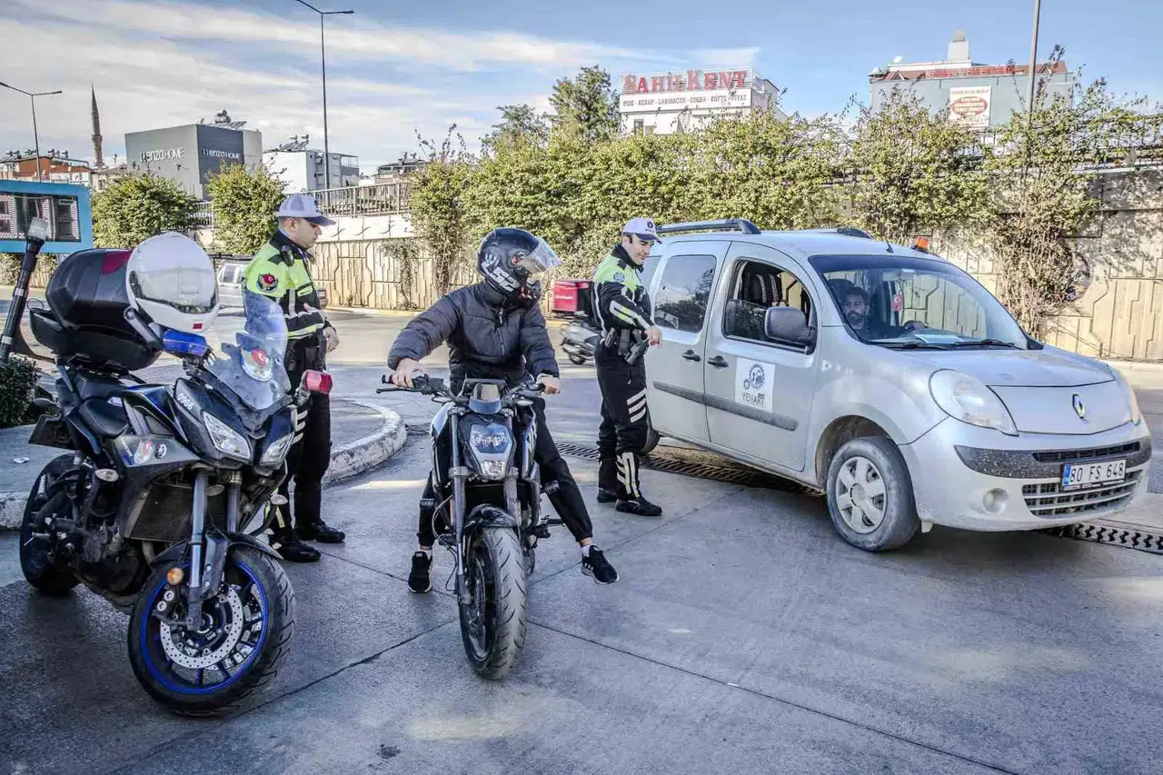 Yolu 3 Dakika Kısaltmak İçin 690 TL Ödediler, Polisi Görünce Şaşkına Döndüler