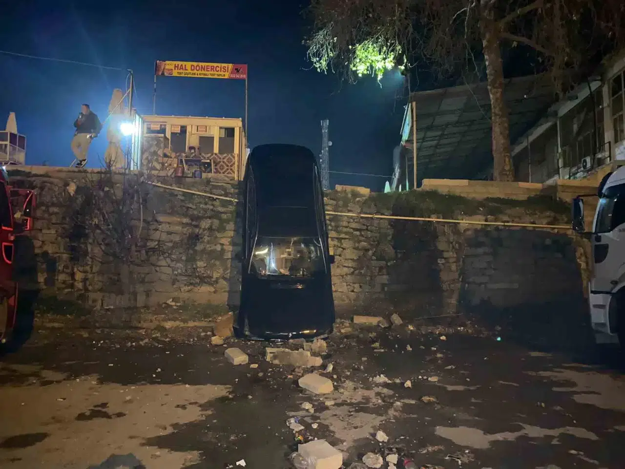 Yolu Şaşıran Şoför 5 Metrelik İstinat Duvarından Aşağı Düştü